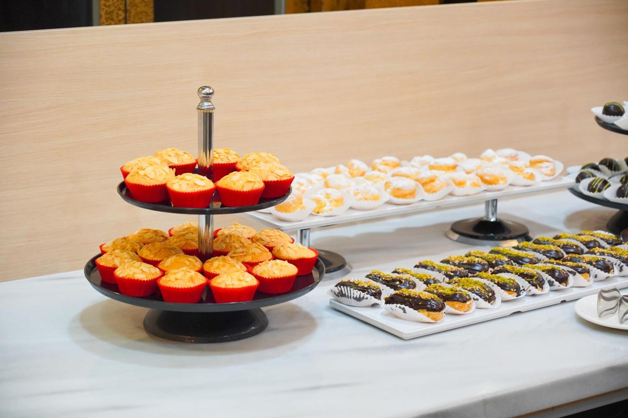 Best Western Premier Batumi Luaran gambar A tiered serving stand